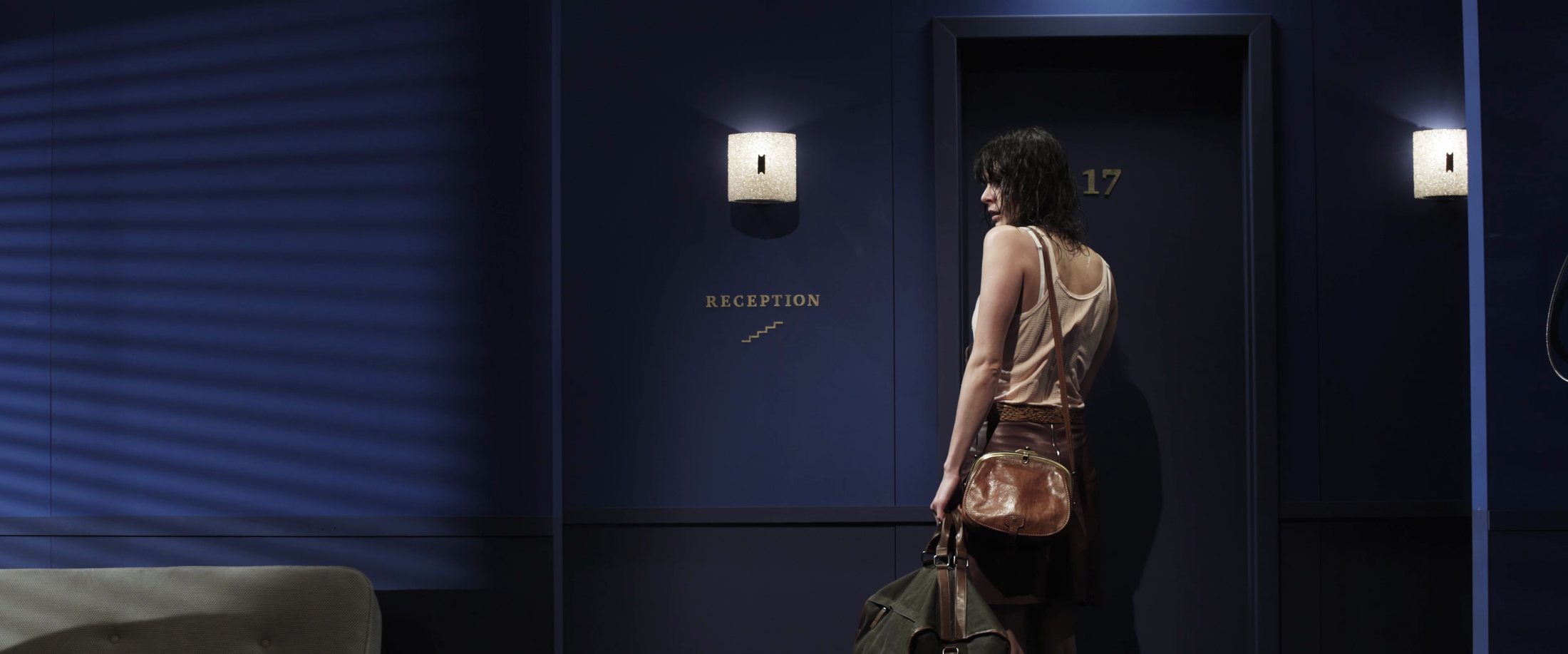 Un personnage devant la chambre 17 dans Bleu Nuit Hôtel