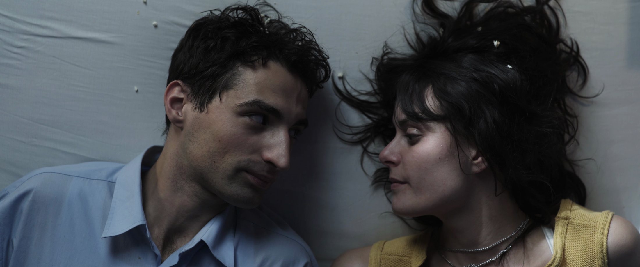 Deux personnages de Bleu Nuit Hôtel
