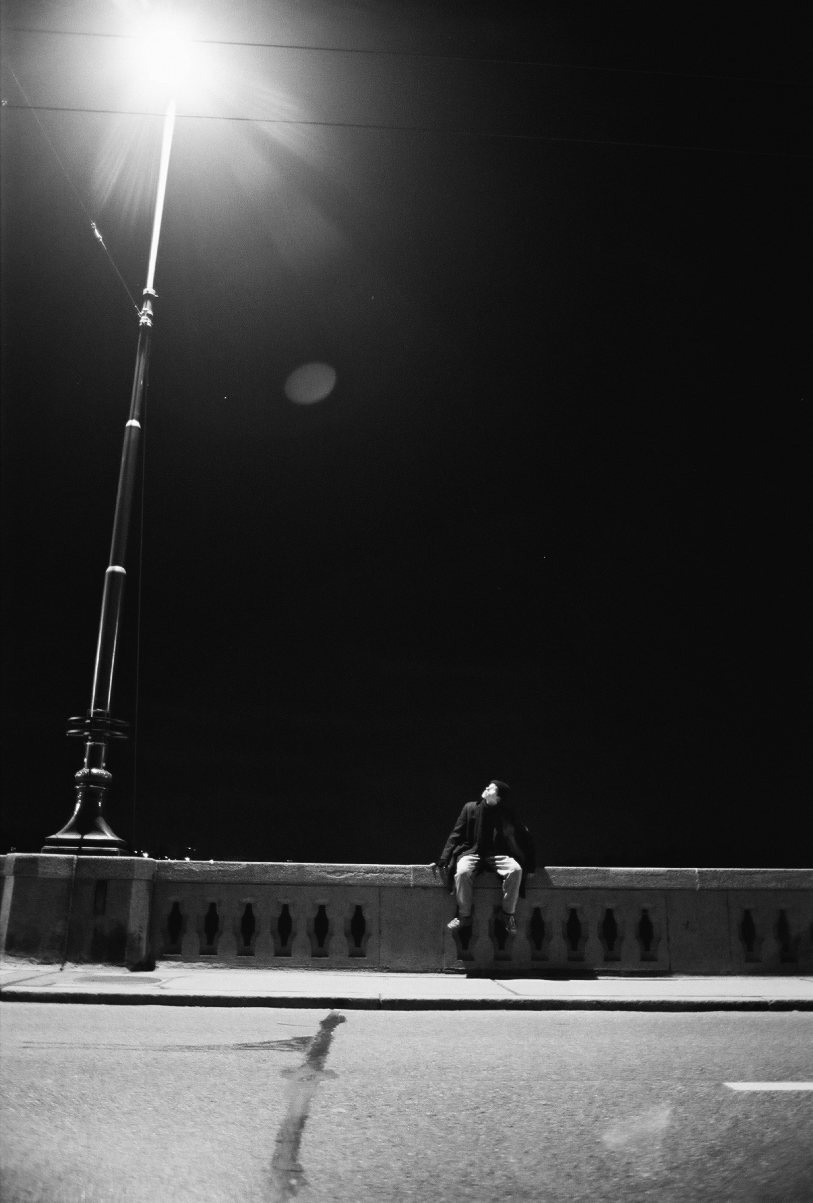 Silhouette de Guillaume Prin sous un lampadaire dans Un Clochard Philosophique
