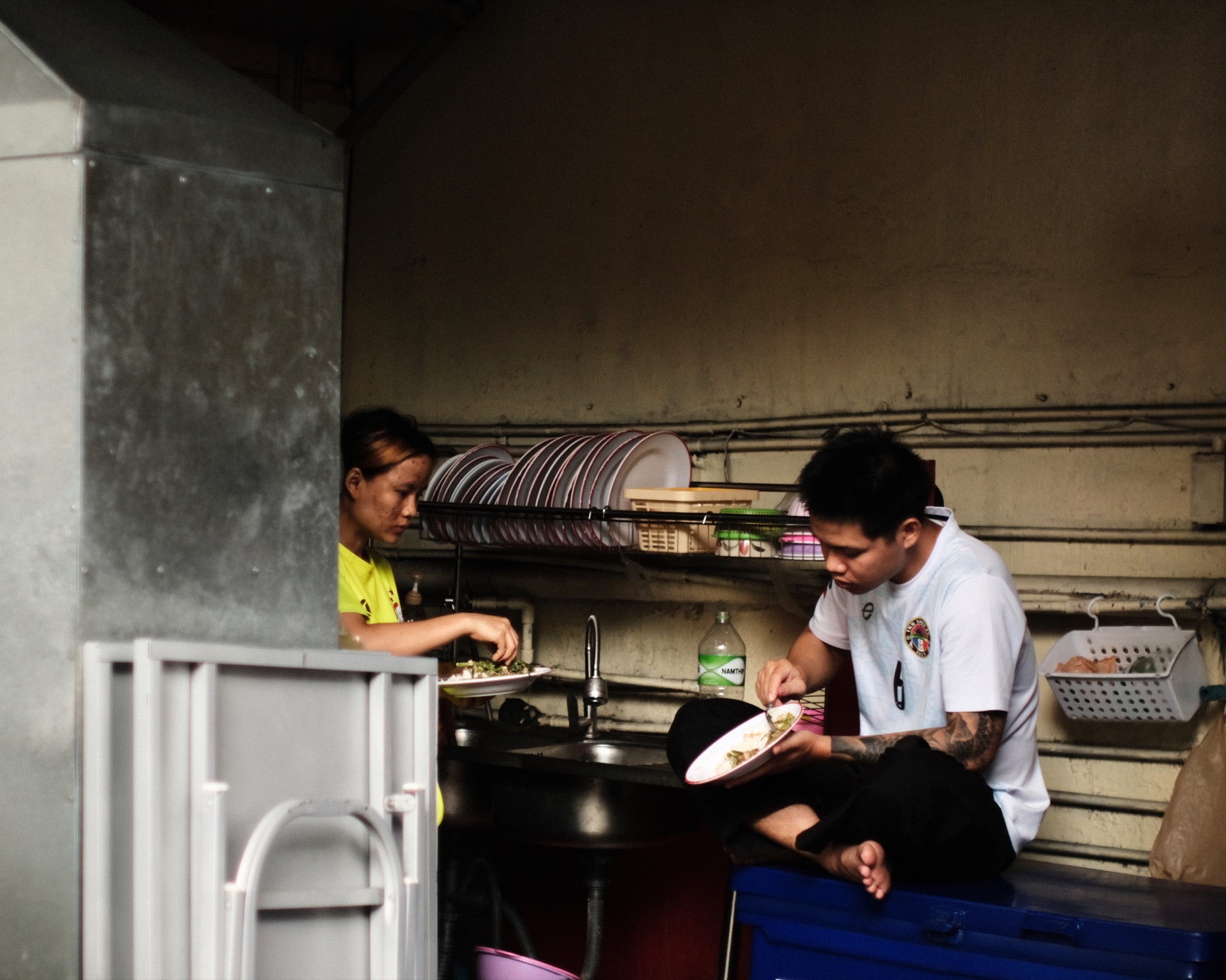 Deux personnes partageant un repas dans une cuisine, photographie de Peter Greenfield
