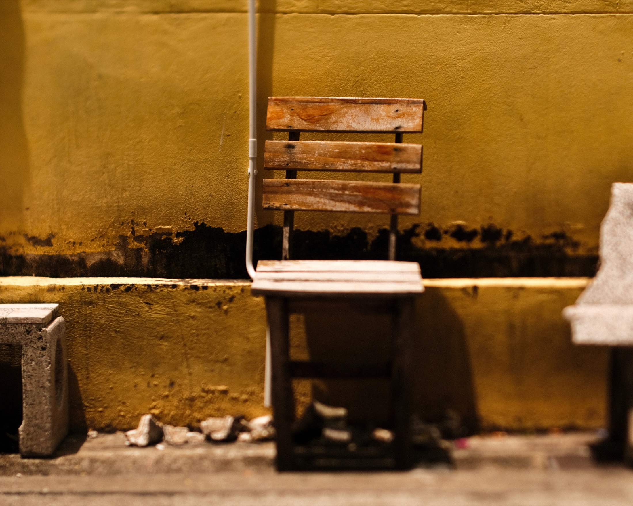 Banc jaune contre un mur ocre, photographie de Peter Greenfield