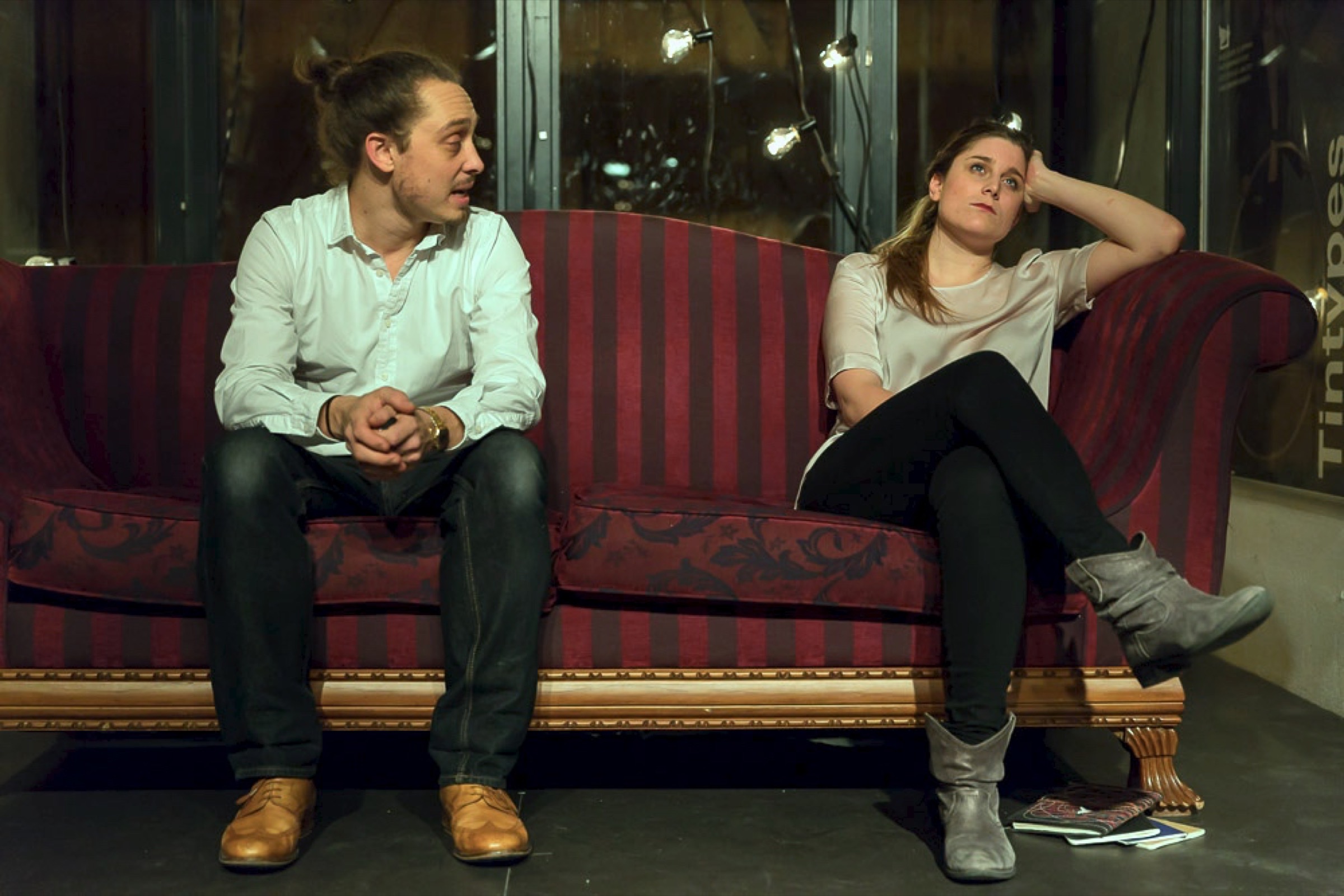 Guillaume Prin et Lolita Frésard sur un canapé dans DésirS