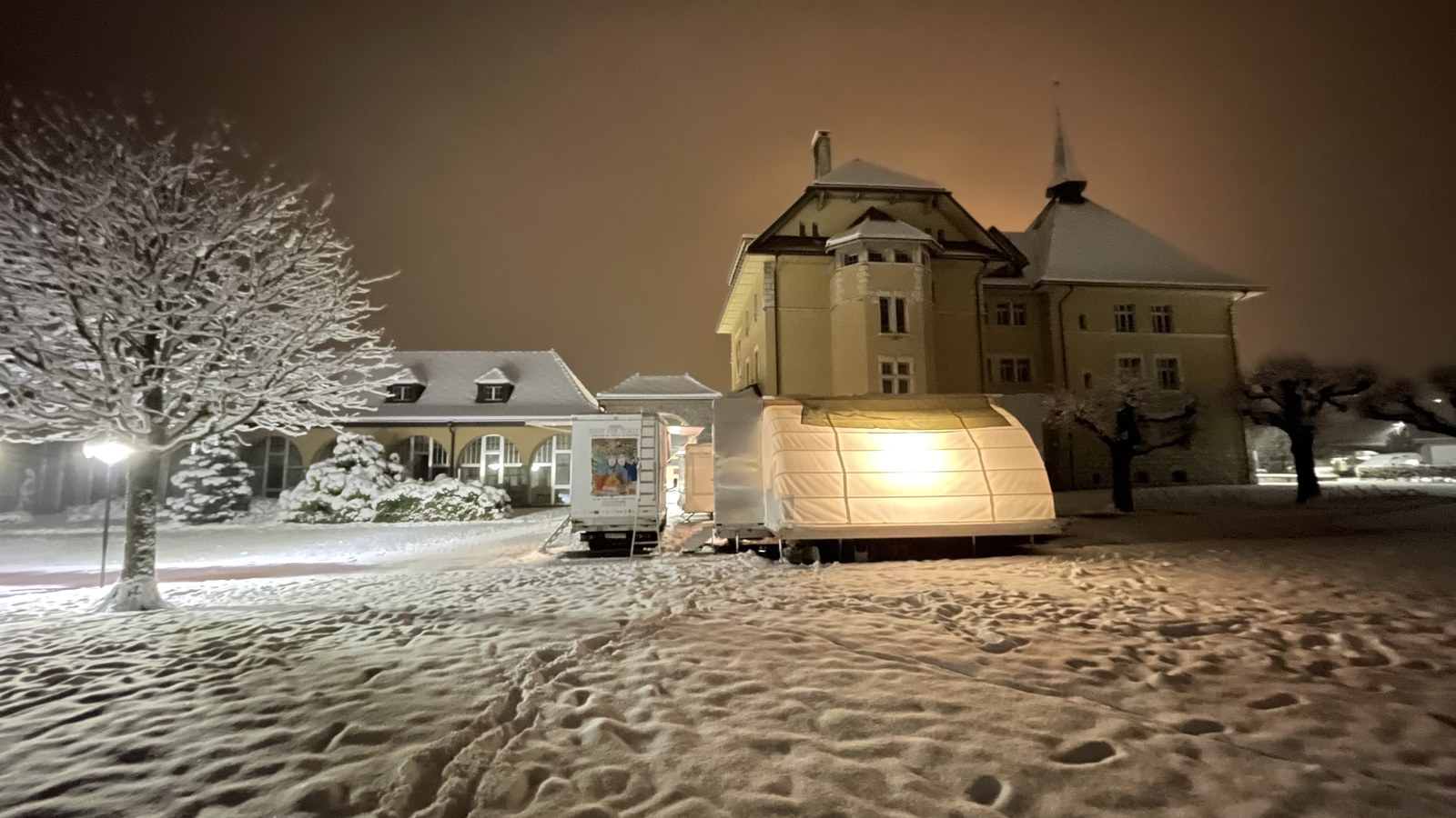 Hercule et Le Scarabée installés sur une place de village en hiver