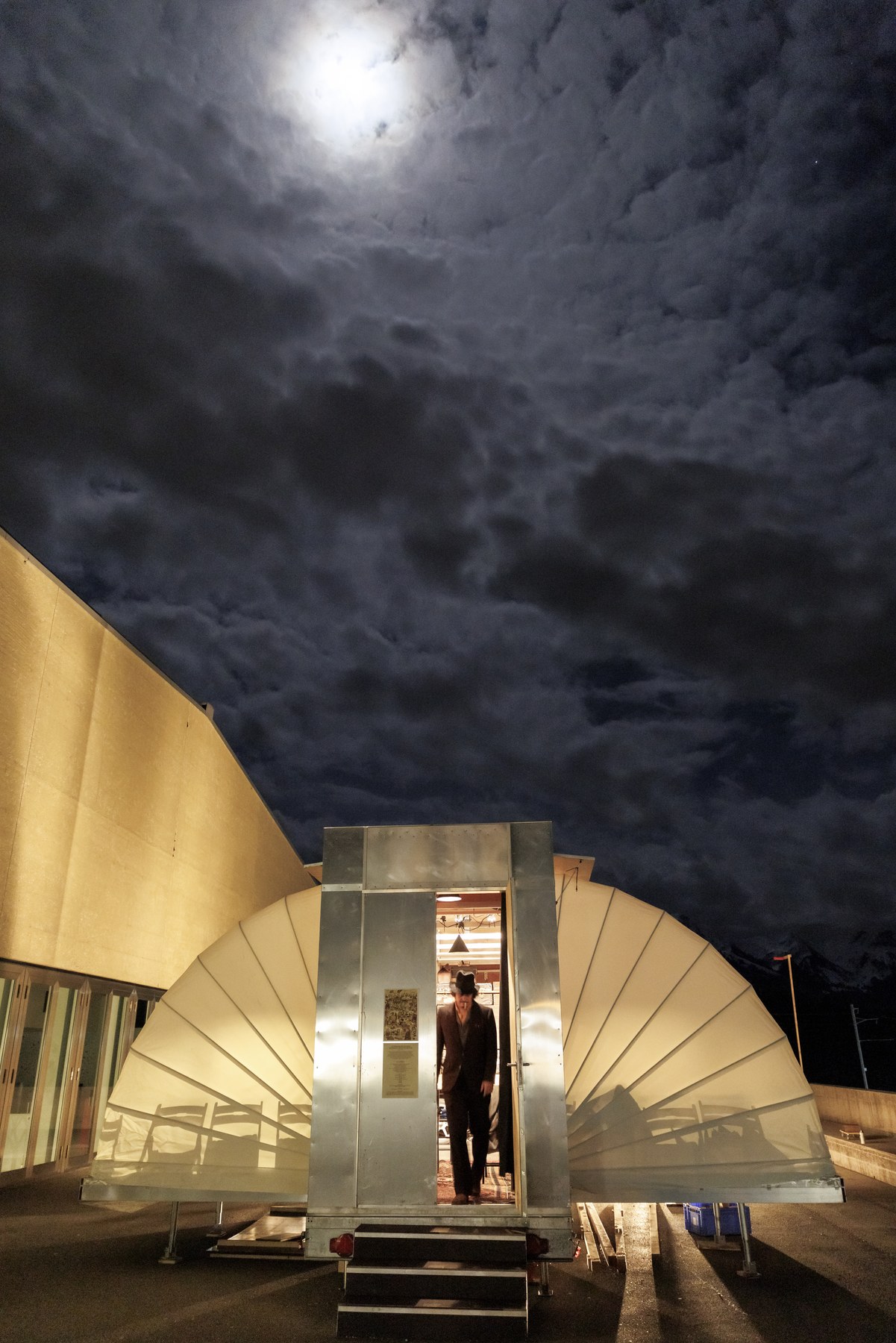 Le Scarabée éclairé sous le ciel nocturne