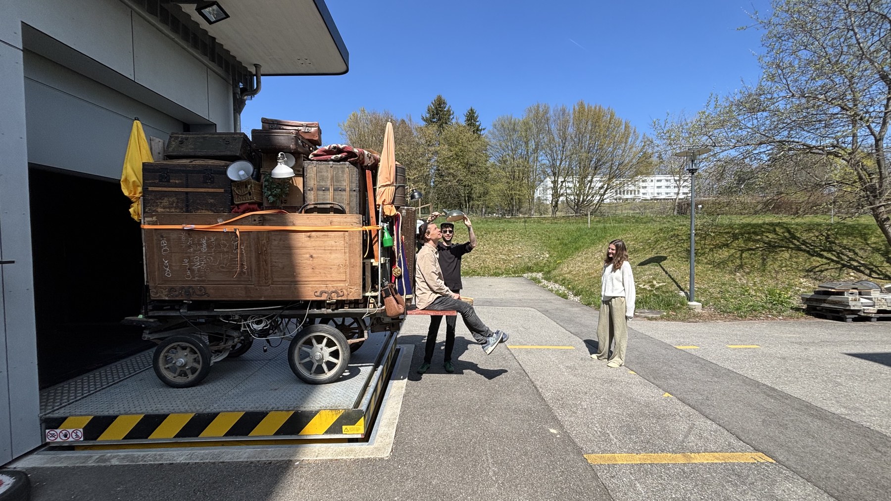 Le chariot de Sophos et Bravus en cours de chargement pour la tournée
