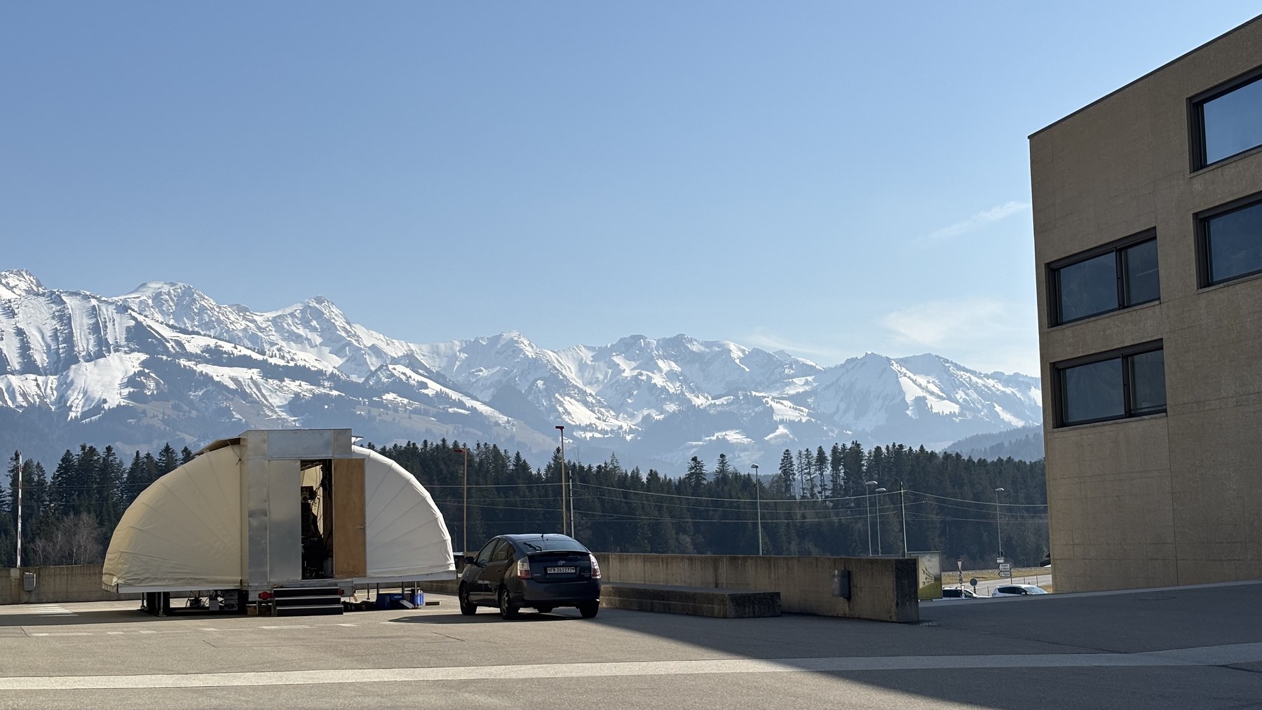 Le Scarabée installé près d’une école au pied des montagnes